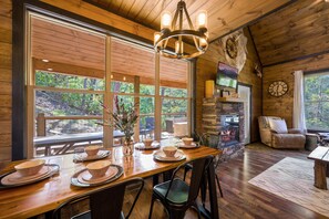 Dining - Mountain Cabin Special!⛰3 Min to Parkway!New Bunk Zone Game Room Secluded! (Sevierville)