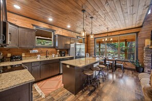 Fridge, microwave, oven, stovetop - Mountain Cabin Special!⛰3 Min to Parkway!New Bunk Zone Game Room Secluded! (Sevierville)