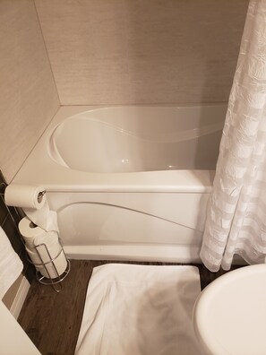 Een bad/douchecombinatie, een haardroger, een bidet, handdoeken