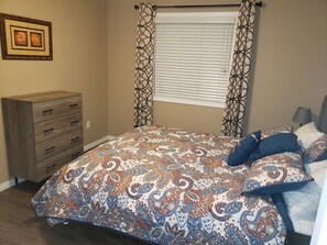 1 bedroom, iron/ironing board, free WiFi, bed sheets - Simple and awesome basement accommodation for a lasting memory (Calgary)