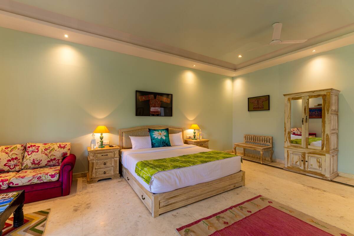 Junior Suite | 1 bedroom, in-room safe, desk, soundproofing