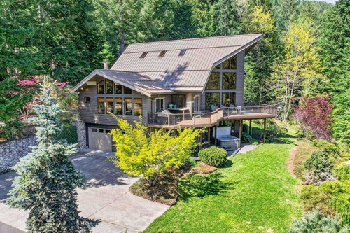 Majestic Mountain Retreat on 20 Acres, Gorgeous Views, Ponds, Hot Tub, Sauna, 15 Miles to Gov Camp
