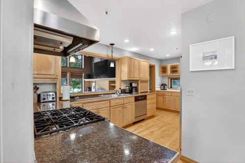 Majestic Mountain Retreat on 20 Acres, Gorgeous Views, Ponds, Hot Tub, Sauna, 15 Miles to Gov Camp