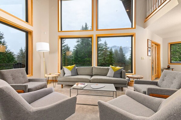 Televisión y chimenea 