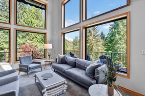 Un balcon spacieux avec un canapé, des fauteuils et une table basse.