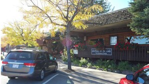 Ein Restaurant namens „Gashaus am See“ mit einem Schild, das gehobene europäische Küche anbietet.