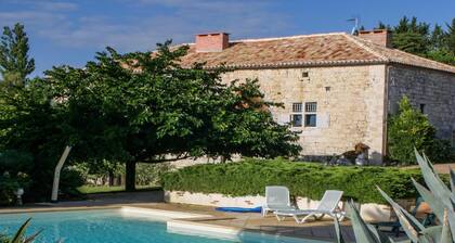 Double gîte on quiet estate with private pool
