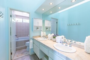 Combined shower/tub, hair dryer, towels, soap - 360° Mountain Views, Heated Pool & Spa, Firepit (Desert Hot Springs)