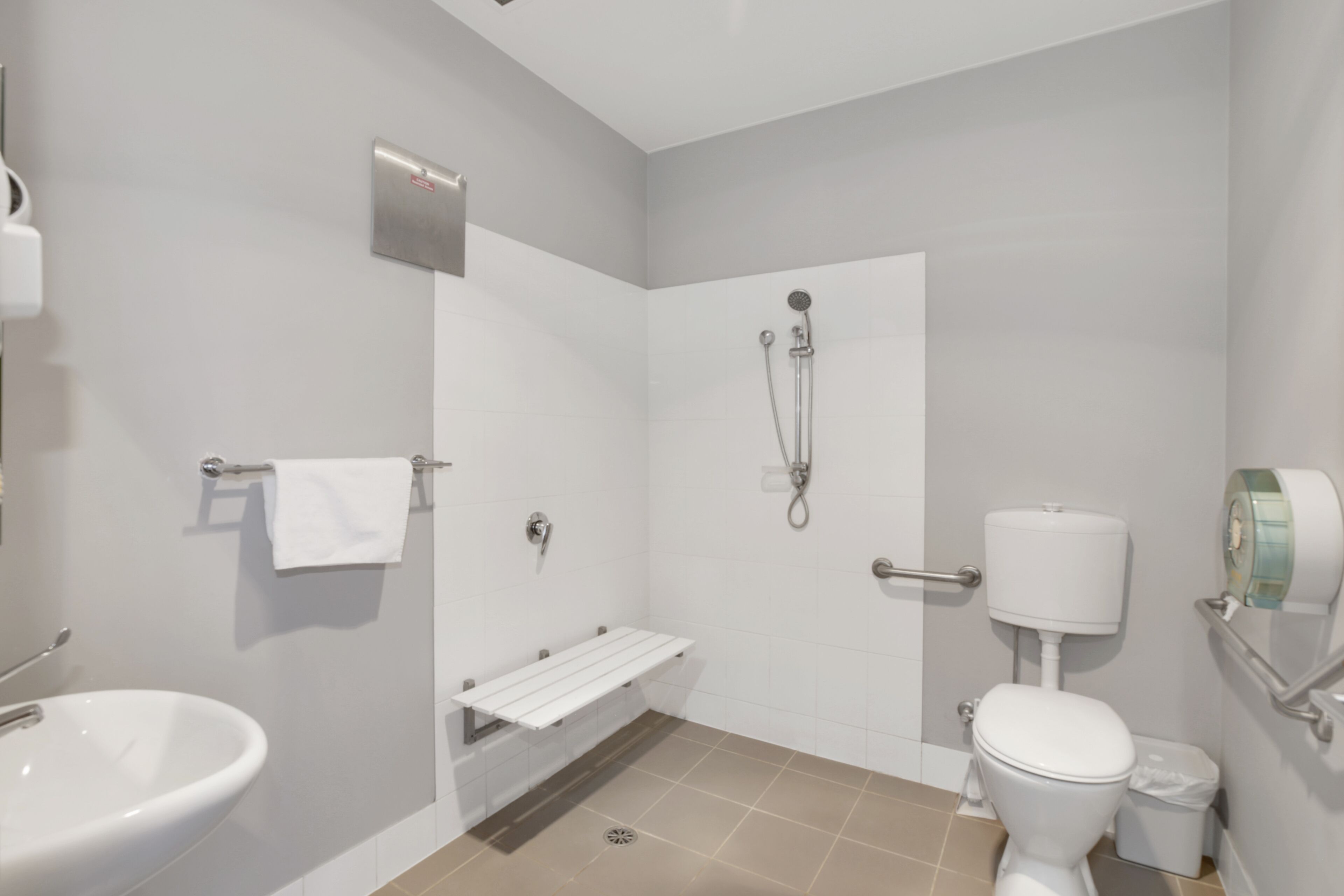 Un baño moderno con inodoro, bidé y lavamanos.
