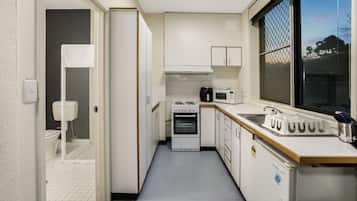 Standard Apartment, 1 Bedroom | Private kitchen | Fridge, microwave