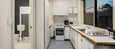 Standard Apartment, 1 Bedroom | Private kitchen