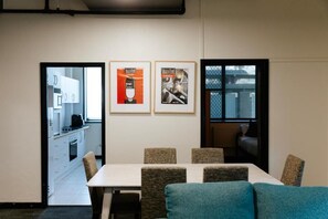 Standard Apartment, 4 Bedrooms | In-room dining