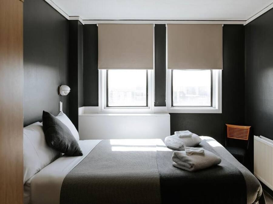 Quarto casal standard, banheiro compartilhado | Escrivaninha, espaço de trabalho para notebook, Wi-Fi de cortesia