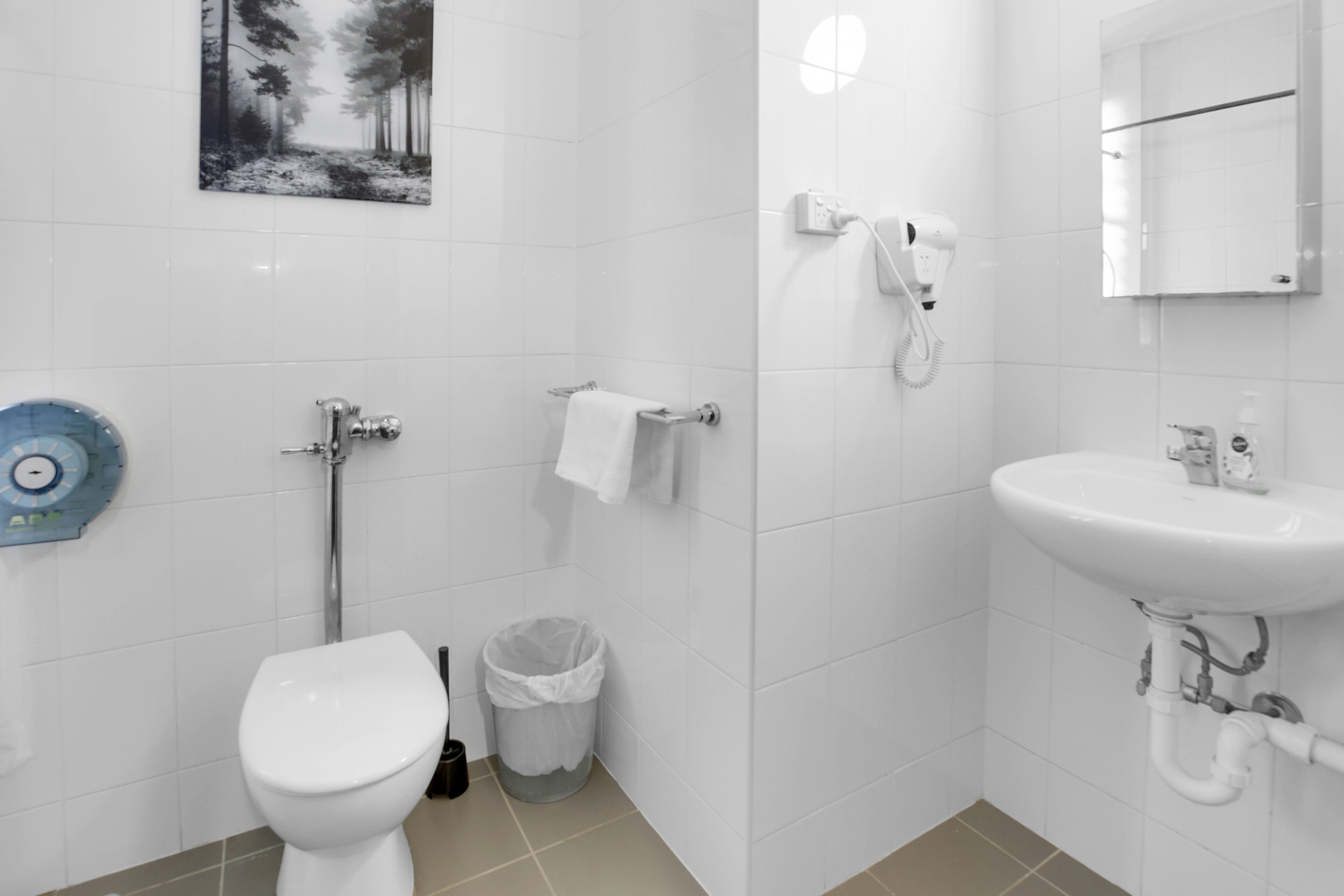 Un baño moderno con inodoro, bidé y lavamanos.
