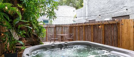 Tina de hidromasaje al aire libre