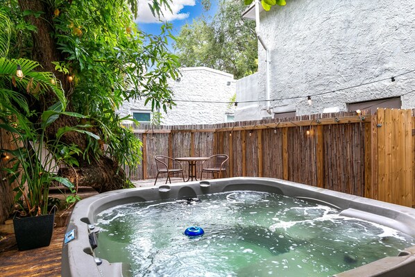 Outdoor spa tub