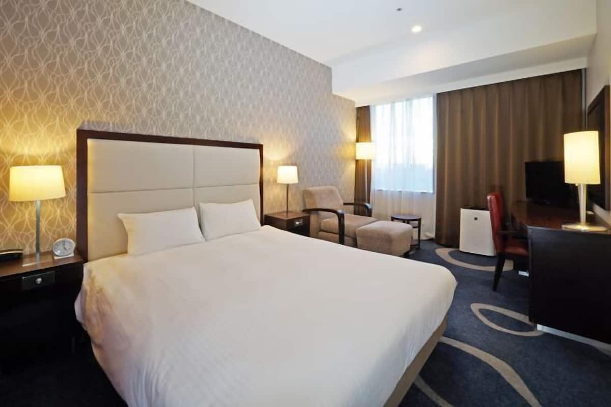 Premium bedding, down duvets, blackout curtains, free WiFi