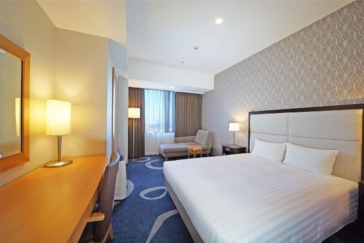 1 bedroom, premium bedding, down comforters, blackout drapes