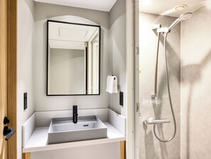 Kamar Quadruple, Bebas Asap Rokok (Loft Bed for 4 Guests) | Kamar mandi | Kombinasi shower/bathtub dan perlengkapan mandi gratis
