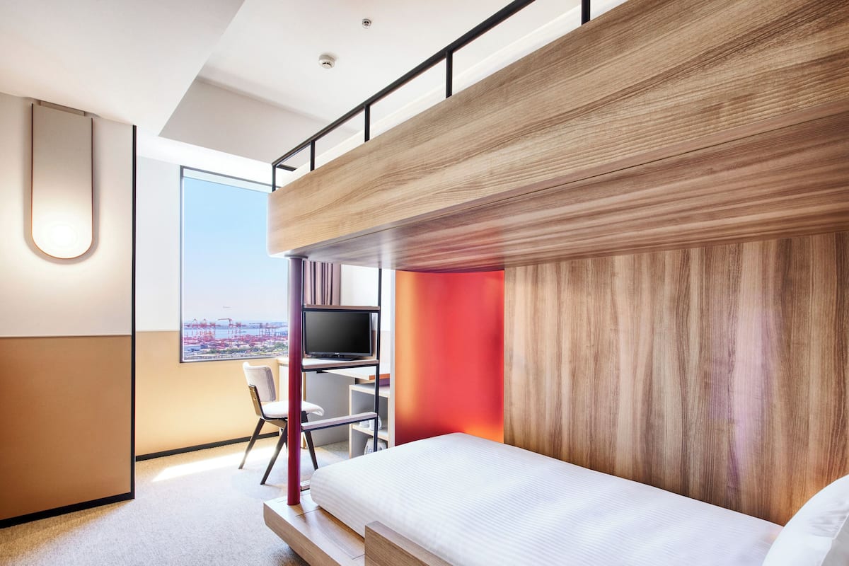 Habitación doble, para no fumadores (Loft Bed) | Ropa de cama de alta calidad, edredón, cortinas blackout y wifi gratis