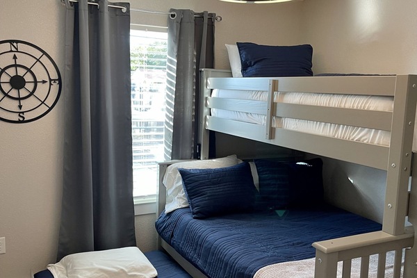 3 dormitoris, planxa i posts de planxar i un bressol de viatge