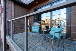 Terrace/patio - Old Mill Townhome Steps from River and Trails, Shops, Restaurants, Fireplace, A/C, Dog Friendly. (Bend)