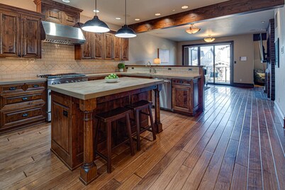 Old Mill Townhome Steps from River and Trails, Shops, Restaurants, Fireplace, A/C, Dog Friendly.