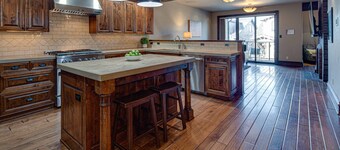 Old Mill Townhome Steps from River and Trails, Shops, Restaurants, Fireplace, A/C, Dog Friendly.