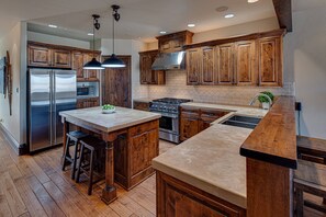 Fridge, microwave, oven, stovetop - Old Mill Townhome Steps from River and Trails, Shops, Restaurants, Fireplace, A/C, Dog Friendly. (Bend)