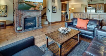 Old Mill Townhome Steps from River and Trails, Shops, Restaurants, Fireplace, A/C, Dog Friendly.