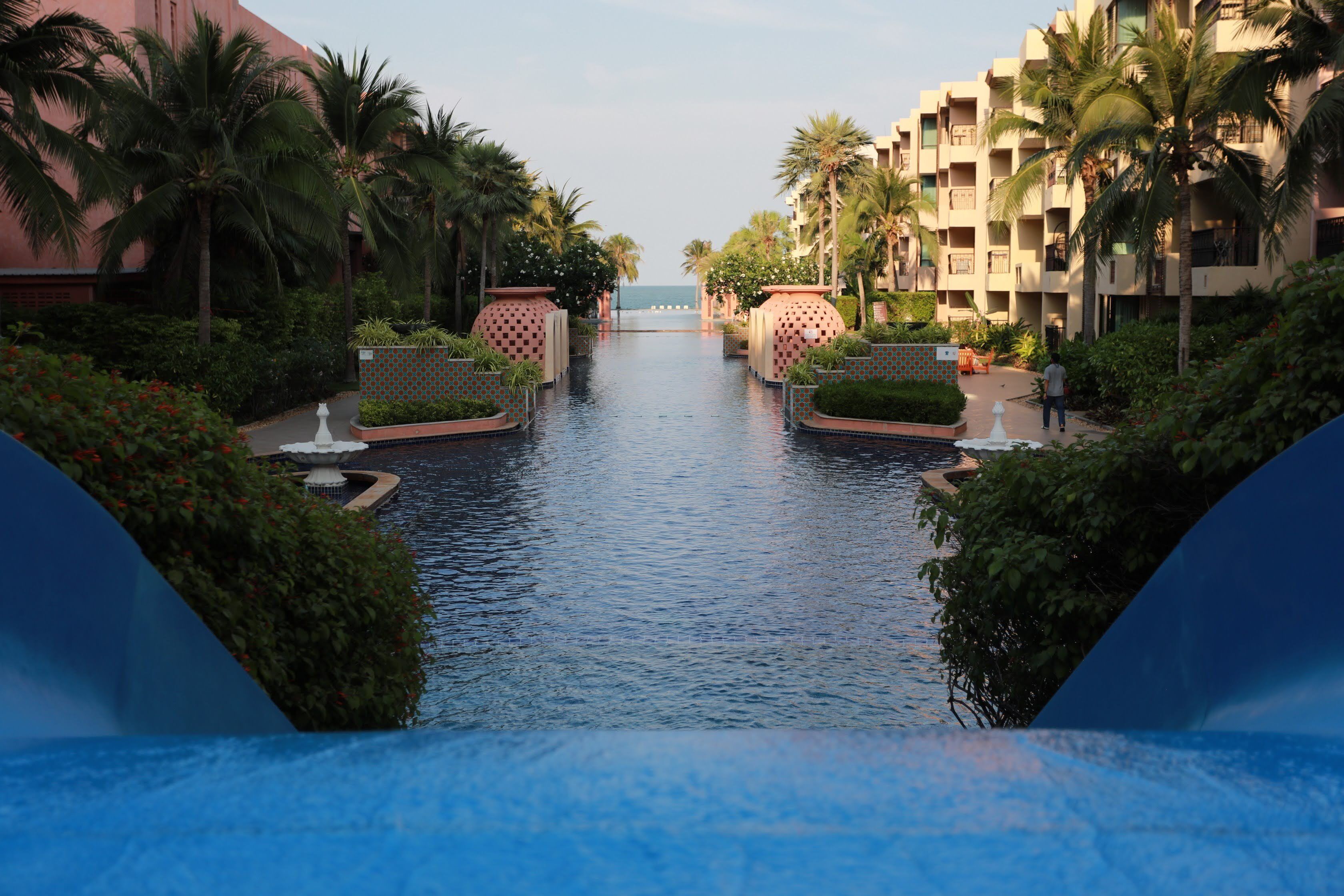 2 من حمّامات السباحة الخارجية، مظلات على حمّام السباحة، مقاعد للتشمس