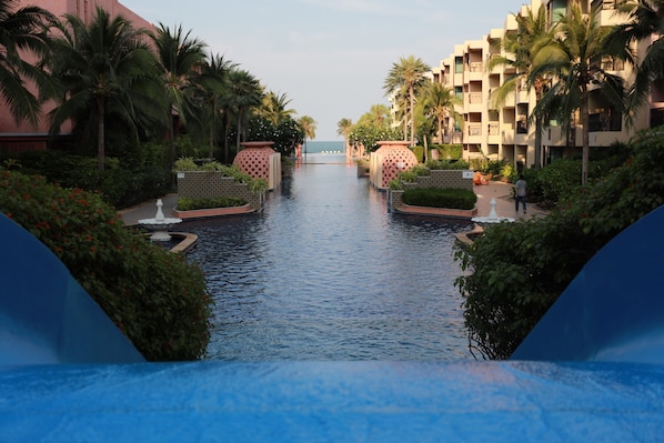 2 ulkouima-allasta avoinna 7.00–20.00, aurinkovarjoja, aurinkotuoleja