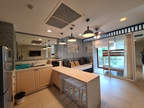 Condo familiar, 1 habitación, vista al jardín | Área de sala de estar | Televisión de pantalla plana de 40 pulgadas con canales digitales