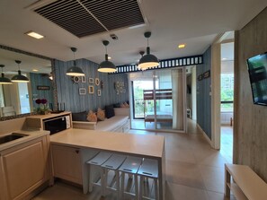 Perhehuoneisto, 1 makuuhuone, näköala puutarhaan | Oleskelualue | 40–tuumainen taulutelevisio, jossa digitaalikanavat