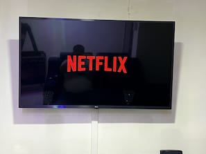Uma televisão na parede exibindo o logotipo da Netflix.