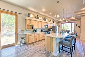 Microwave, cookware/dishes/utensils - 'Doc's Retreat' in Ruidoso Downs w/ Mtn Views (Ruidoso Downs)
