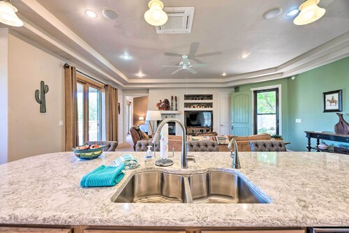 'Doc's Retreat' in Ruidoso Downs w/ Mtn Views