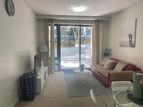 Exquisite 1 Bedroom Plus Study +Parking, Close to CBD