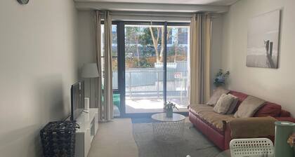 Exquisite 1 Bedroom Plus Study +Parking, Close to CBD