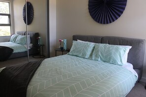 2 habitaciones, escritorio, tabla de planchar con plancha y wifi gratis 