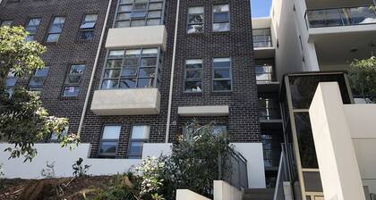 Exquisite 1 Bedroom Plus Study +Parking, Close to CBD