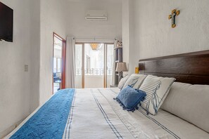 2 bedrooms, desk, iron/ironing board, internet