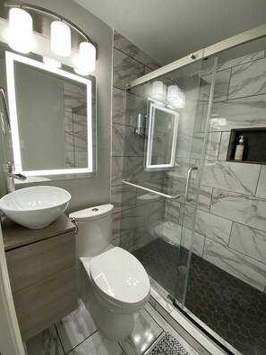 Baignoire, sèche-cheveux, serviettes fournies, savon