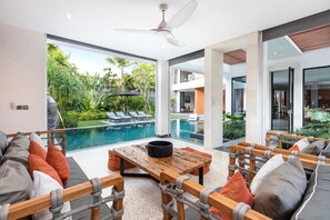 Exclusive-Villa, 4 Schlafzimmer | Wohnzimmer | 42-Zoll-Smart-TV mit Digitalempfang, Fernseher, iPod-Dockingstation