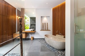 Exclusive Villa, 4 Bedrooms | Bathroom | Rainfall showerhead, towels, shampoo - Villa Castil di Udara by Villa Finder (Kerobokan)