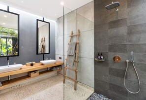 Exclusive-Villa, 4 Schlafzimmer | Badezimmer | Regendusche, Handtücher, Shampoo