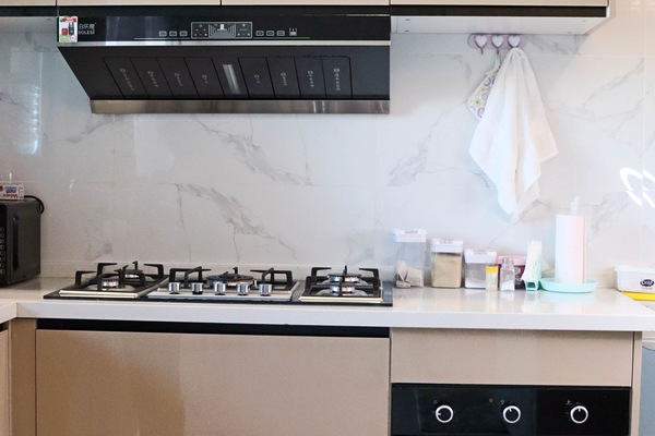 Microones, forn i utensilis de cuina, vaixella i coberteria