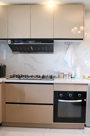 Micro-ondes, four, batterie de cuisine, vaisselle et ustensiles