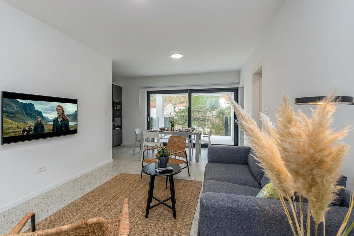 Căn hộ Tiêu chuẩn, 2 phòng ngủ, 2 phòng tắm (Pool Apartment Sapore Di Mare 2) | Phòng khách | TV màn hình phẳng 