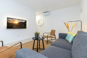 Appartement Standard, plusieurs chambres, 2 salles de bains (Pool Apartment Sapore Di Mare 1) | Coin séjour | Télévision à écran plat de 21 pouces avec chaînes par câble